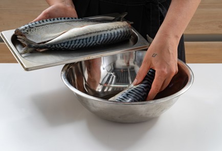 Фото шага рецепта Нежная скумбрия быстрого посола 173982 шаг 5  