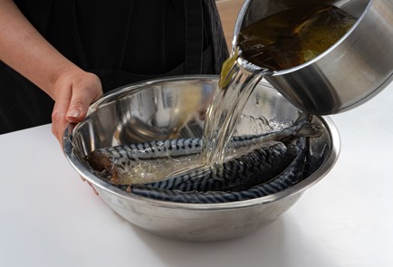 Фото шага рецепта Нежная скумбрия быстрого посола 173982 шаг 6  