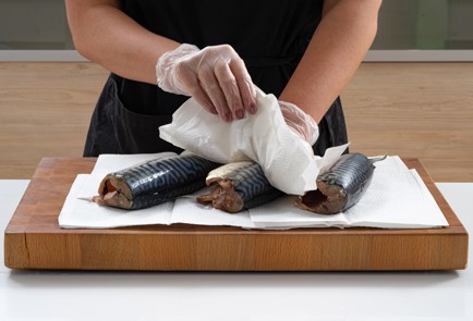 Фото шага рецепта Нежная скумбрия быстрого посола 173982 шаг 7  