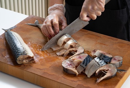 Фото шага рецепта Нежная скумбрия быстрого посола 173982 шаг 8  