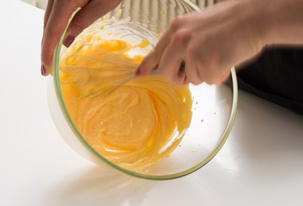 Фото шага рецепта Нежная творожная запеканка 152166 шаг 2  