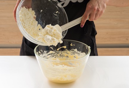 Фото шага рецепта Нежная творожная запеканка 152166 шаг 3  