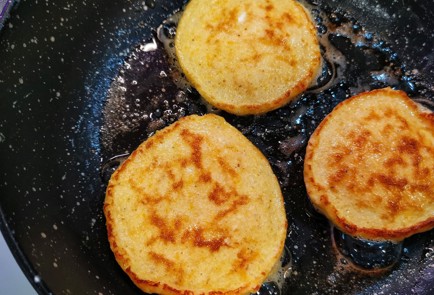 Фото шага рецепта Нежные кетооладьи с тыквой 152229 шаг 7  