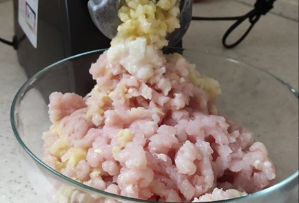 Фото шага рецепта Нежные куриные котлеты с кабачком 163287 шаг 5  