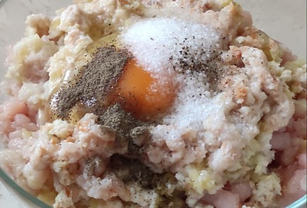 Фото шага рецепта Нежные куриные котлеты с кабачком 163287 шаг 6  