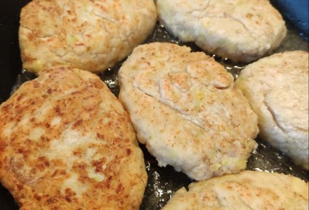 Фото шага рецепта Нежные куриные котлеты с кабачком 163287 шаг 8  