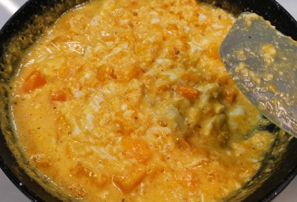 Фото шага рецепта Нежный скрэмбл с помидорами 174936 шаг 7