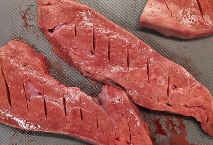 Фото шага рецепта Нежный стейк из печени теленка 153034 шаг 1  