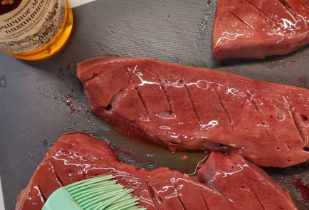 Фото шага рецепта Нежный стейк из печени теленка 153034 шаг 2  