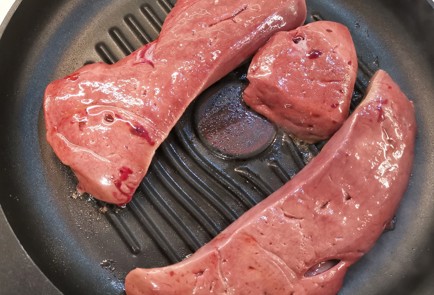 Фото шага рецепта Нежный стейк из печени теленка 153034 шаг 4  