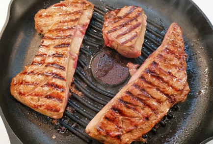 Фото шага рецепта Нежный стейк из печени теленка 153034 шаг 5  