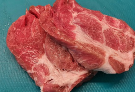 Фото шага рецепта Нежный стейк из свиной шеи 174868 шаг 1