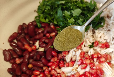 Фото шага рецепта Новогодний салат из курицы и граната 191031 шаг 8  