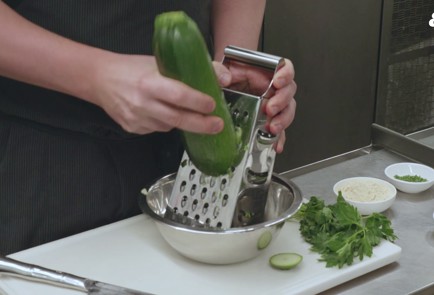 Фото шага рецепта Оладьи из нутовой муки и цукини 175891 шаг 2  