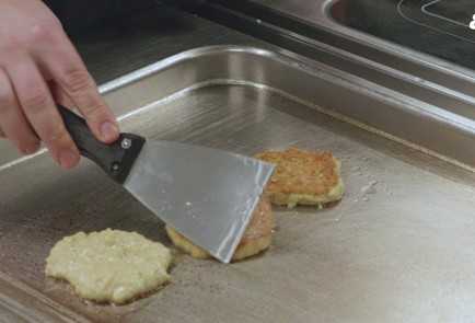 Фото шага рецепта Оладьи из нутовой муки и цукини 175891 шаг 6  