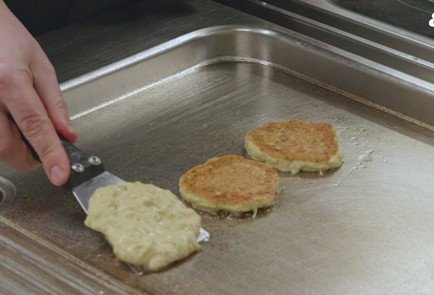 Фото шага рецепта Оладьи из нутовой муки и цукини 175891 шаг 7  