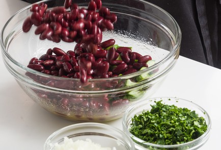 Фото шага рецепта Очень простой салат с фасолью 152053 шаг 5  