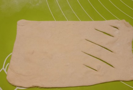 Фото шага рецепта Очень простые слойки из слоеного теста с вареньем 191345 шаг 2