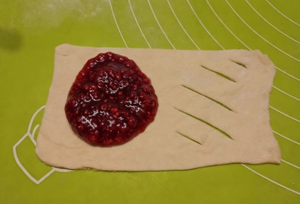 Фото шага рецепта Очень простые слойки из слоеного теста с вареньем 191345 шаг 5