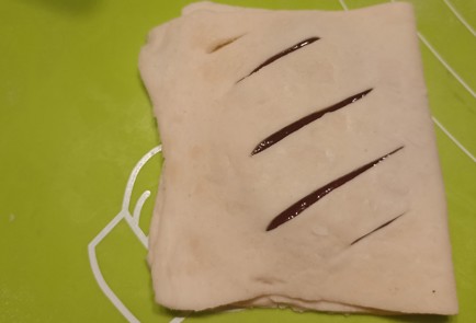 Фото шага рецепта Очень простые слойки из слоеного теста с вареньем 191345 шаг 6