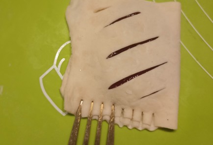 Фото шага рецепта Очень простые слойки из слоеного теста с вареньем 191345 шаг 7