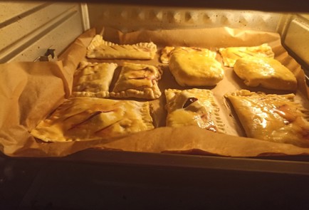 Фото шага рецепта Очень простые слойки из слоеного теста с вареньем 191345 шаг 8