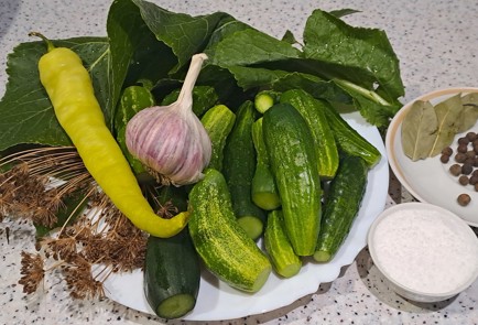 Фото шага рецепта Огурцы малосольные в ведре 186959 шаг 1  