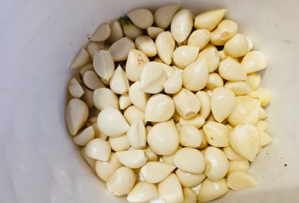 Фото шага рецепта Огурцы маринованные с листьями дуба и смородины 187044 шаг 1  