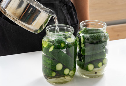 Фото шага рецепта Огурцы маринованные поболгарски 190148 шаг 6  