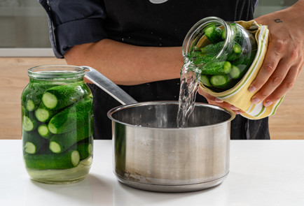 Фото шага рецепта Огурцы маринованные поболгарски 190148 шаг 7  