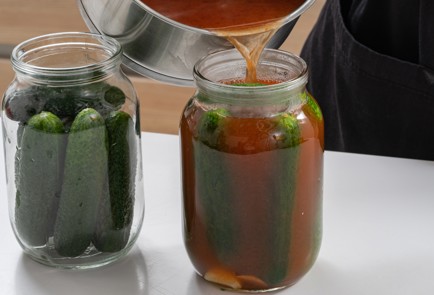 Фото шага рецепта Огурцы с кетчупом на зиму 174214 шаг 8  