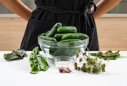 Фото шага рецепта Огурцы в огурцах 190021 шаг 1