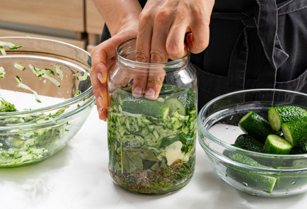 Фото шага рецепта Огурцы в огурцах 190021 шаг 8