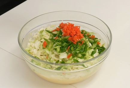 Фото шага рецепта Японский блинчик окономияки 137290 шаг 6  