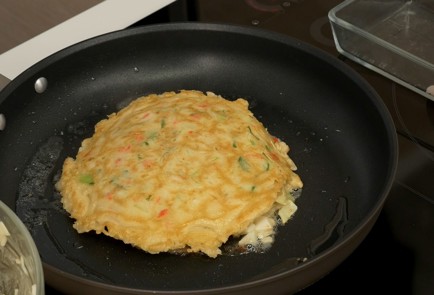 Фото шага рецепта Японский блинчик окономияки 137290 шаг 9  