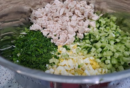 Фото шага рецепта Окрошка без колбасы на курином бульоне 189351 шаг 6  