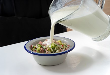 Фото шага рецепта Окрошка на кефире и минералке 173648 шаг 12  