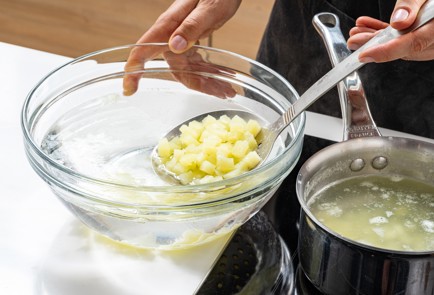 Фото шага рецепта Окрошка на кефире с курицей 189002 шаг 4