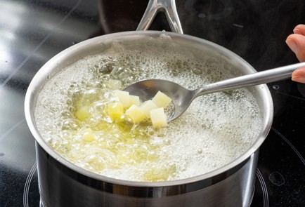 Фото шага рецепта Окрошка на кефире с рыбой 189005 шаг 4  