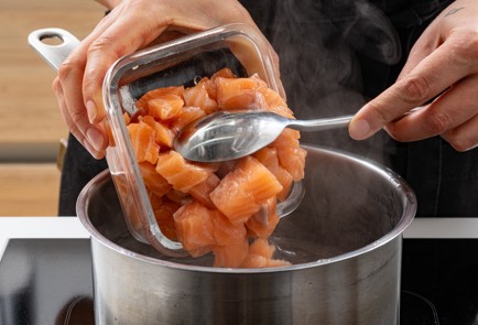 Фото шага рецепта Окрошка на кефире с рыбой 189005 шаг 5  