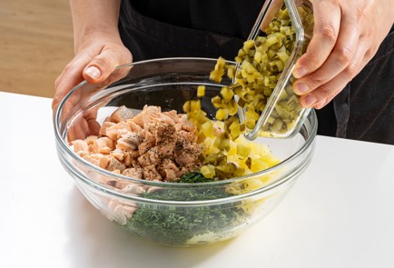 Фото шага рецепта Окрошка на кефире с рыбой 189005 шаг 8  