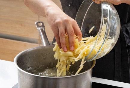 Фото шага рецепта Окрошка на квасе с копченой индейкой 189014 шаг 4  