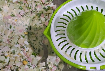 Фото шага рецепта Окрошка на майонезе с лимонным соком 189965 шаг 10  