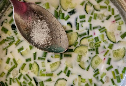 Фото шага рецепта Окрошка на сметане 189360 шаг 10  