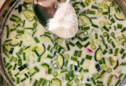 Фото шага рецепта Окрошка на сметане 189360 шаг 9  