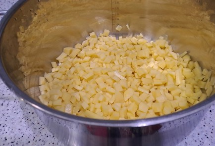 Фото шага рецепта Окрошка с колбасой на картофельном бульоне 189350 шаг 2  