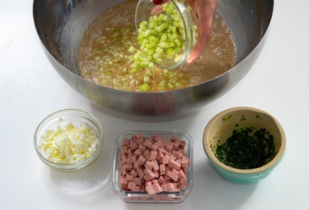 Фото шага рецепта Окрошка с колбасой 173647 шаг 9  