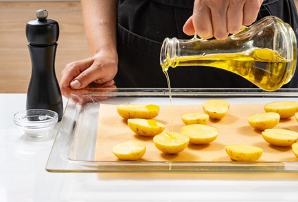 Фото шага рецепта Окрошка с сыром и молодой печеной картошкой 186658 шаг 3  