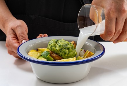 Фото шага рецепта Окрошка с сыром и молодой печеной картошкой 186658 шаг 9  