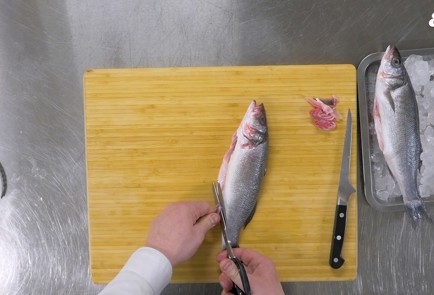 Фото шага рецепта Окунь в панировке 152158 шаг 1  